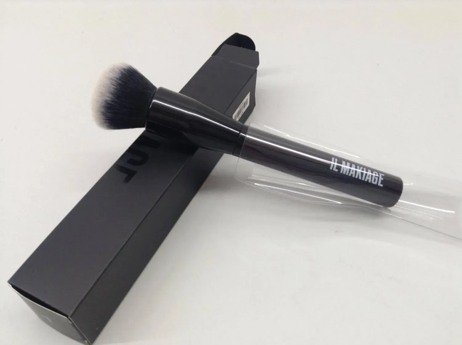 IL MAKIAGE FOUNDATION BLENDING BRUSH #100 BOXED NEW