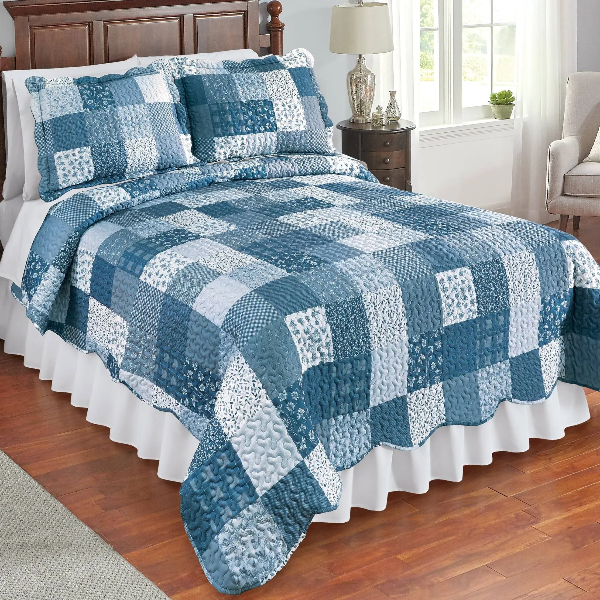 Classic Floral Patchwork Scalloped Edge Quilt